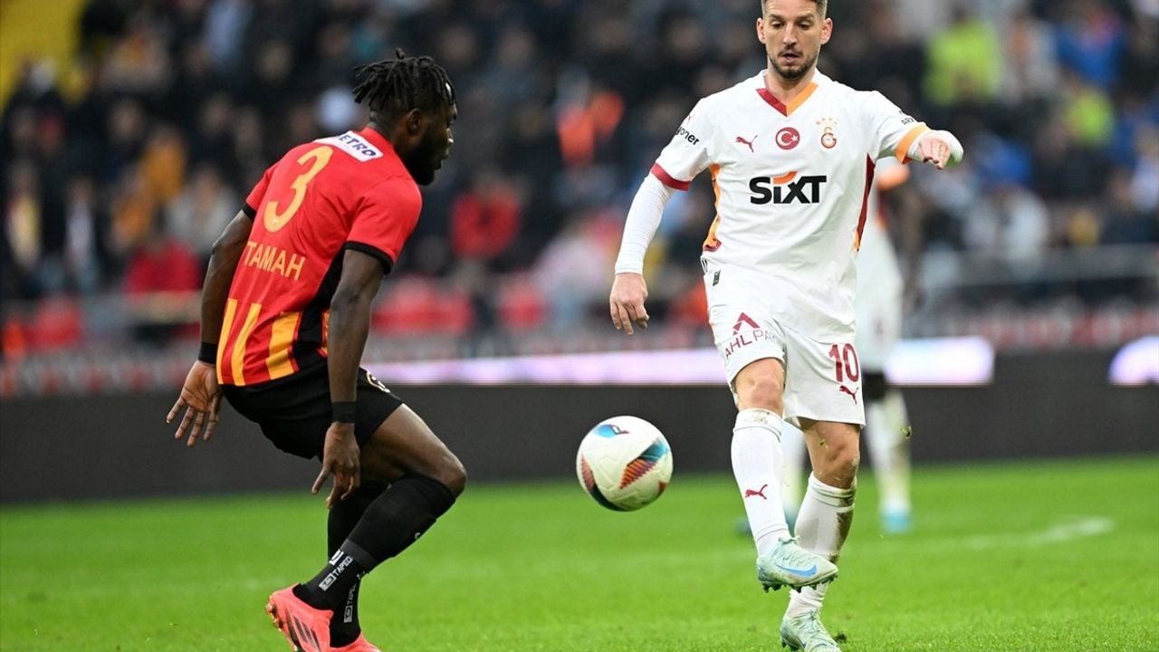 Galatasaray, Kayserispor'u İlk Yarıda Geçti: 2-1