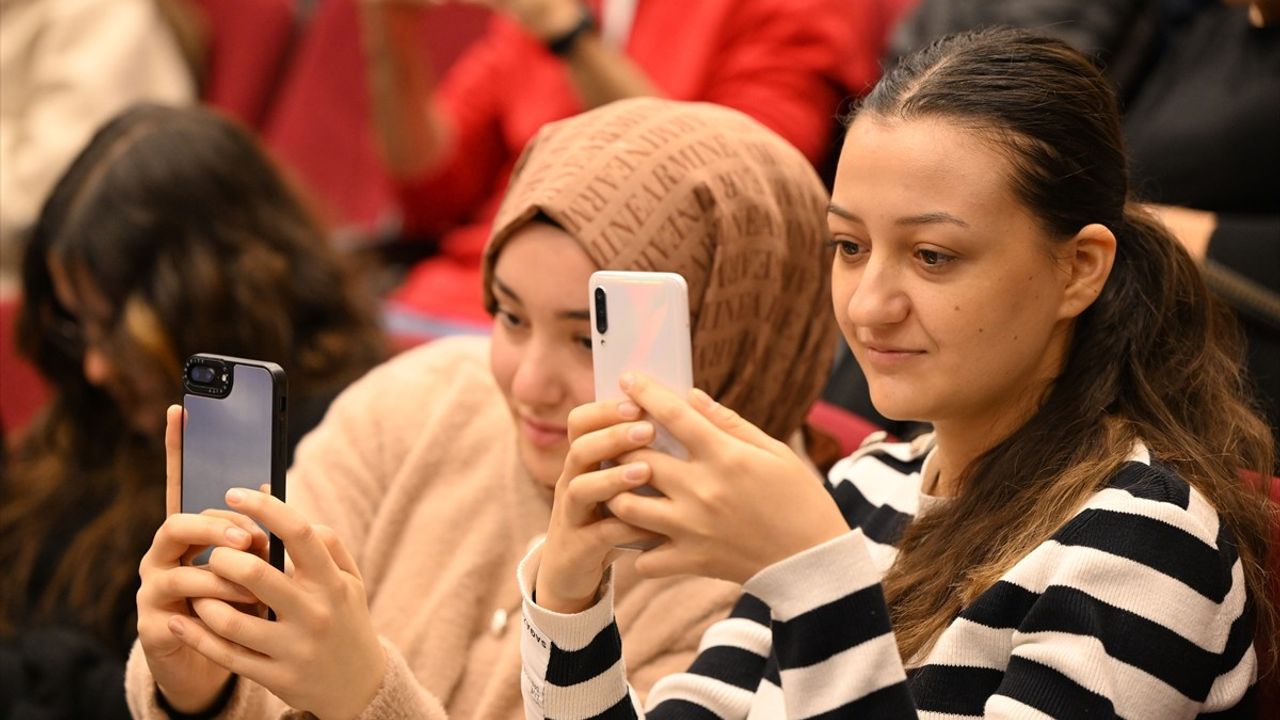 Gaziantep'te 'Bölgesel Kalkınmada Medyanın Rolü' Paneli Gerçekleştirildi