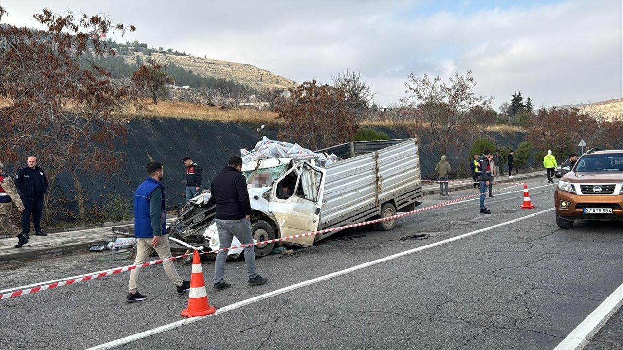 Gaziantep'te Tıra Çarpan Kamyonet Sürücüsü Hayatını Kaybetti