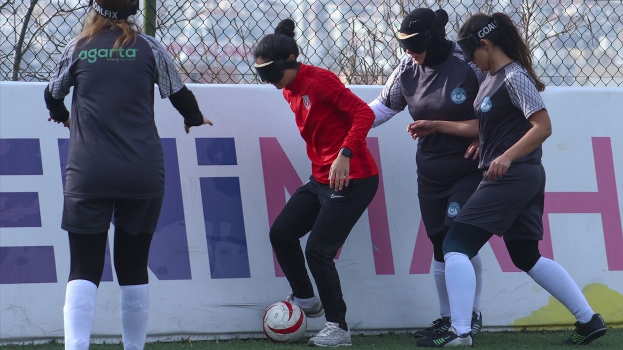 Gözleri Bağlı Futbolcular Farkındalık İçin Maç Yaptı