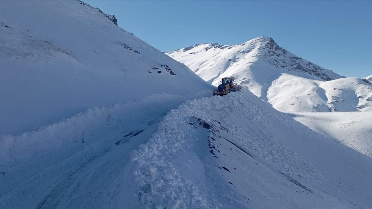 Hakkari'de Fidan Tepe Üs Bölgesi'nin Yolu Karla Mücadele Ekipleriyle Açıldı