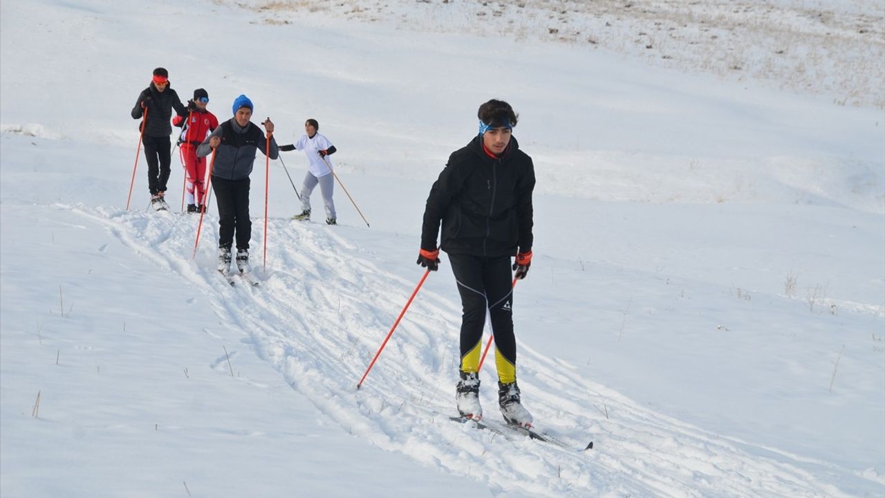 Hakkari'de Kayak Sporcuları Milli Takım İçin Çalışmalarını Sürdürüyor