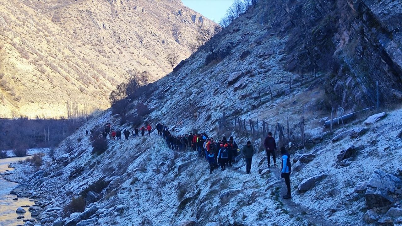 Hakkari'de Kayalıklardan Düşen Genç Hayatını Kaybetti