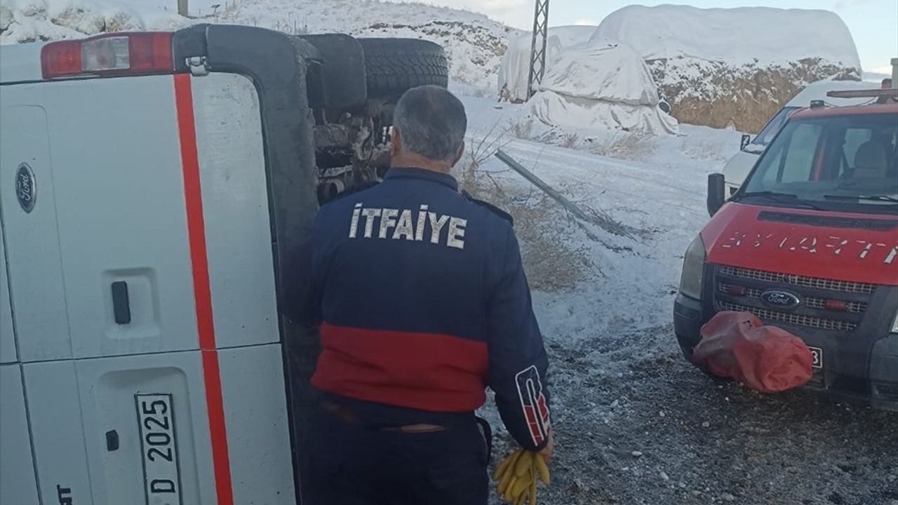 Hakkari'de Öğretmenleri Taşıyan Minibüs Devrildi: 11 Yaralı