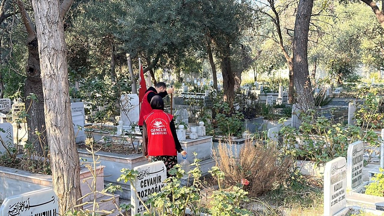 Hatay'da Gönüllü Gençler Mezarlık Temizledi