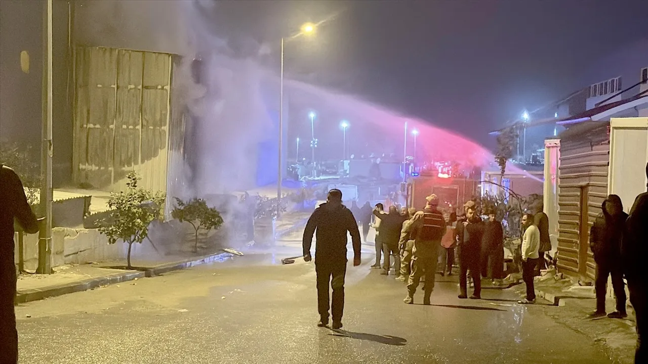 Hatay'da Mobilya Fabrikasında Yangın Kontrol Altına Alındı