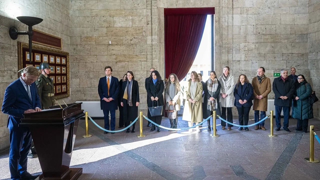 Hollanda Büyükelçisi Wijnands, Anıtkabir'i Ziyaret Etti