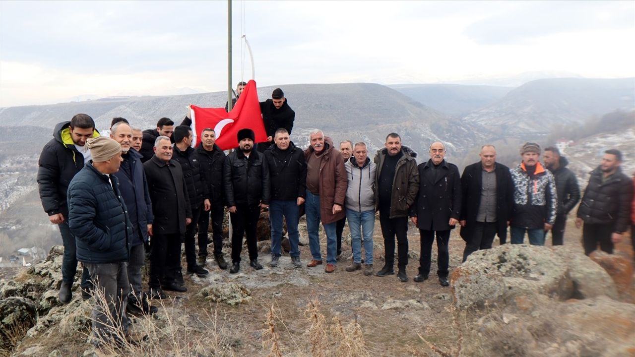 Iğdır'da Sarıkamış Şehitleri İçin Bayrak Tepe Zirvesine Anma Tırmanışı