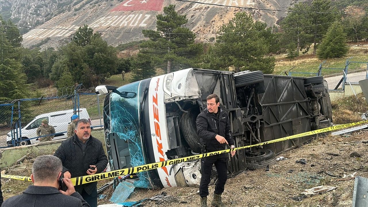 Isparta'da Yolcu Otobüsü Devrildi: 1 Ölü, 18 Yaralı