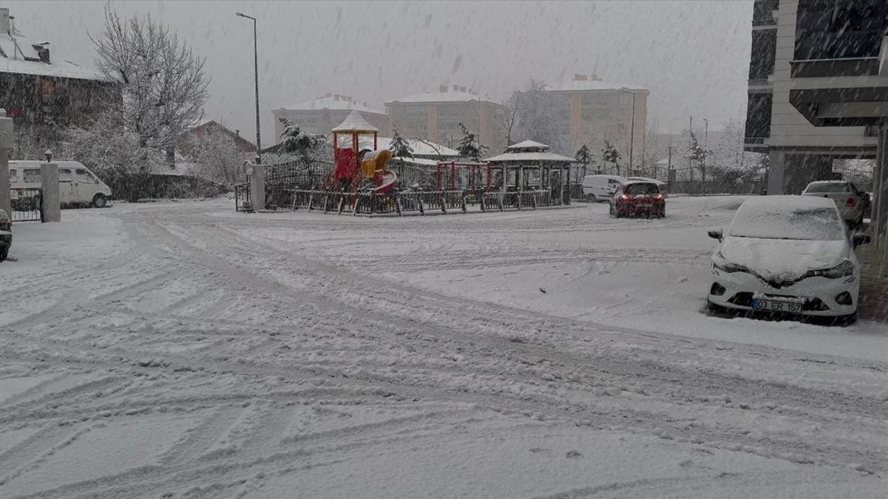 Isparta ve Burdur'da Kar Yağışı Ulaşımı Olumsuz Etkiliyor