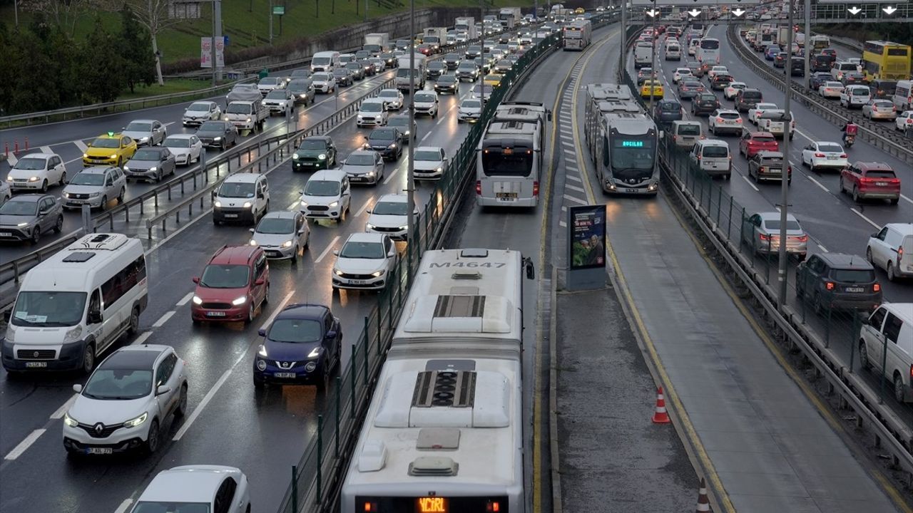 İstanbul'da Haftanın İlk İş Günü Trafik Yoğunluğu Başladı