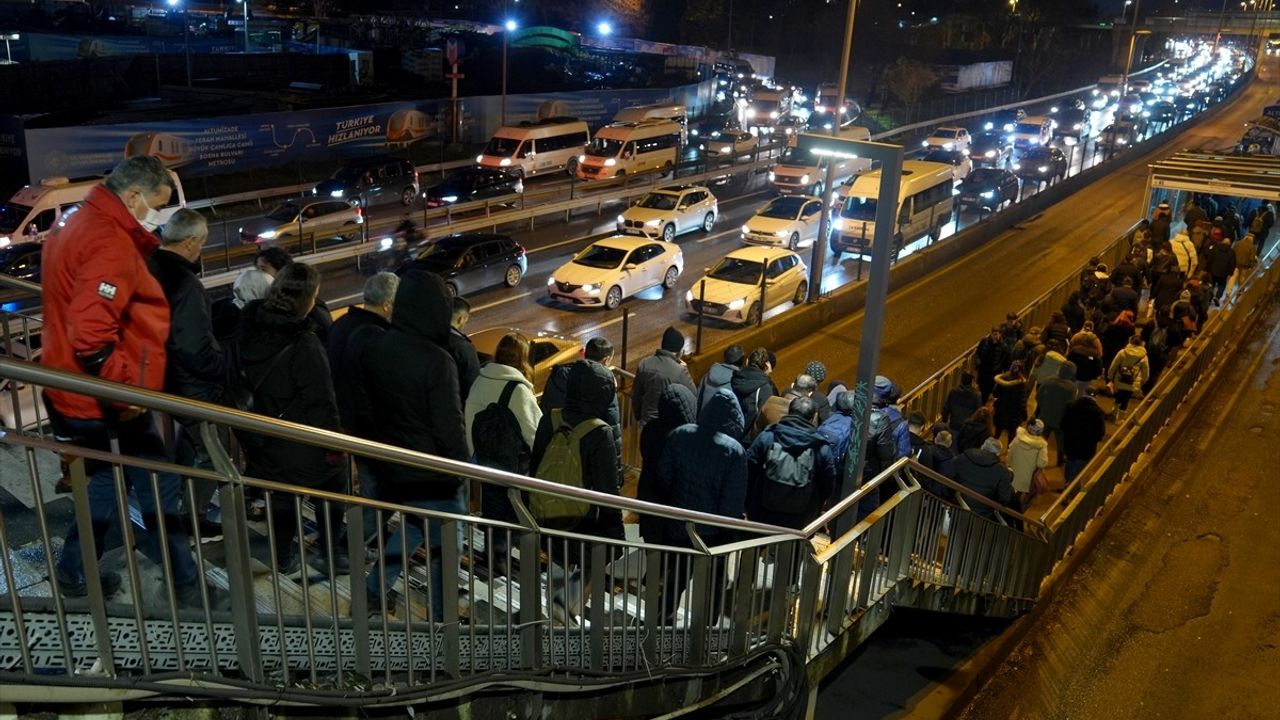 İstanbul'da Haftanın İlk İş Gününde Trafik Yoğunluğu Artıyor