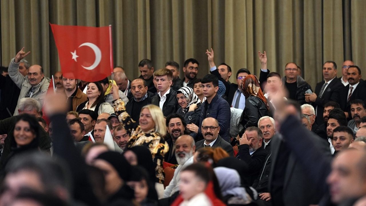 İstanbul'da 'Hilal'e Doğru Türkiye' Toplantısı: Birlik ve Kardeşlik Vurgusu