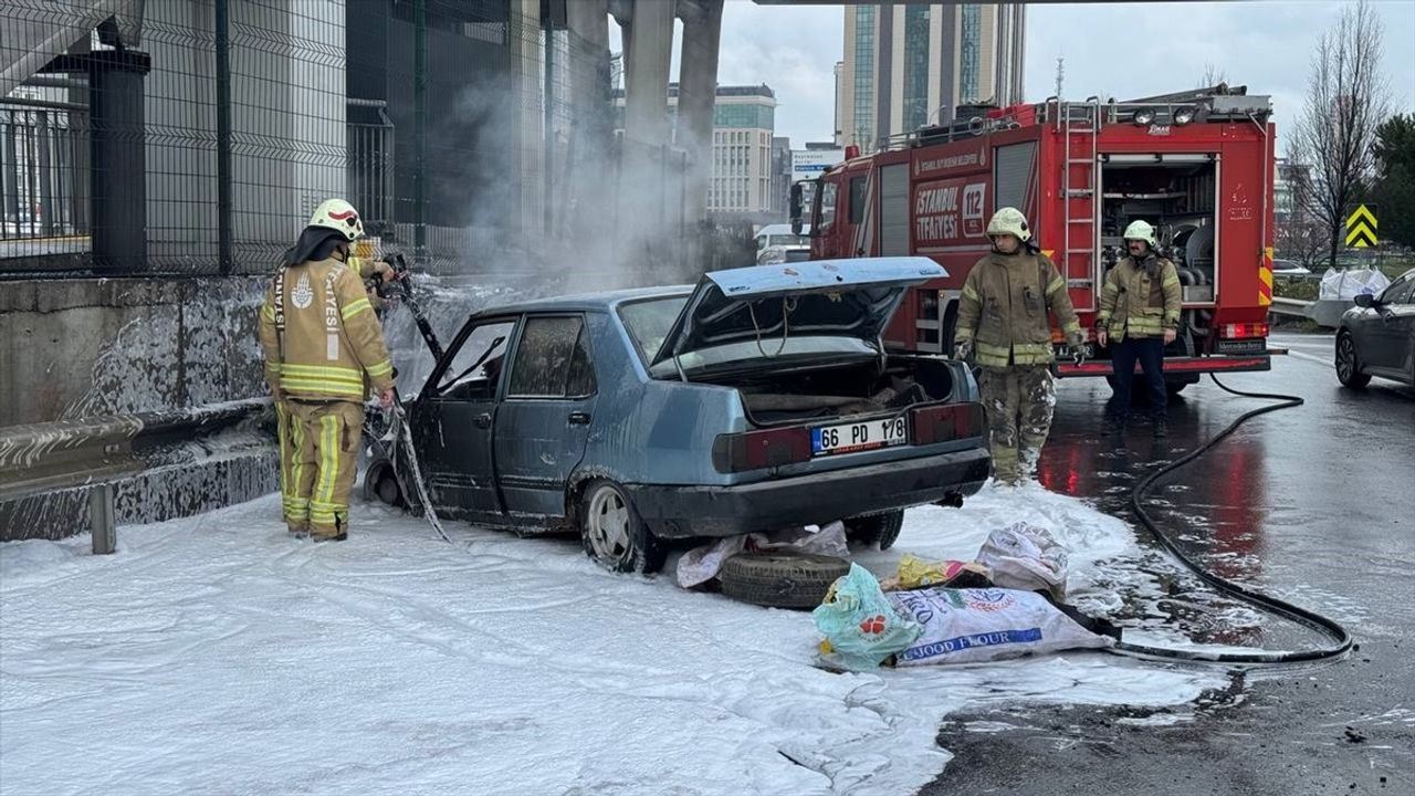 İstanbul'da Seyir Halindeki Otomobil Alev Alev Yandı