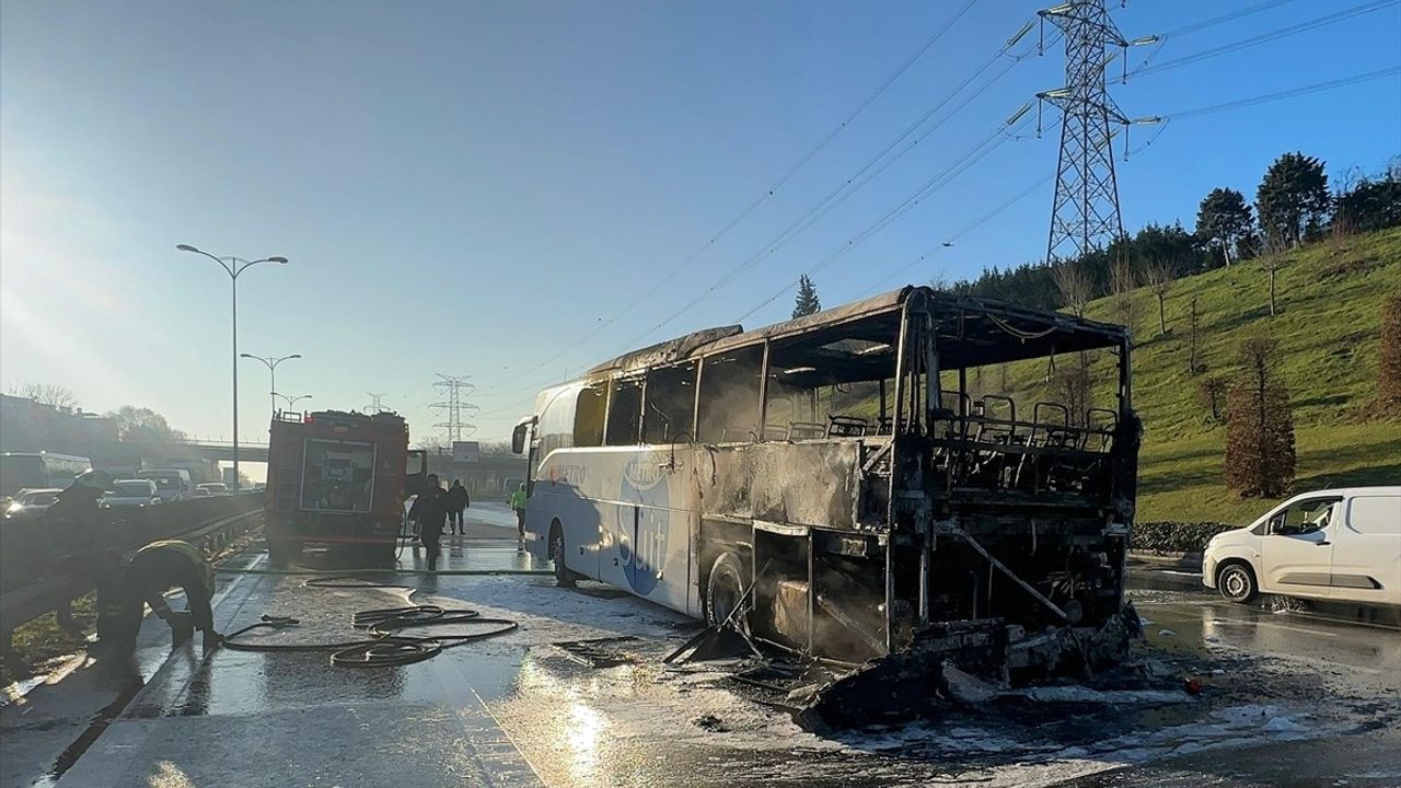 İstanbul'da Yolcu Otobüsünde Yangın: İtfaiye Ekipleri Müdahale Etti