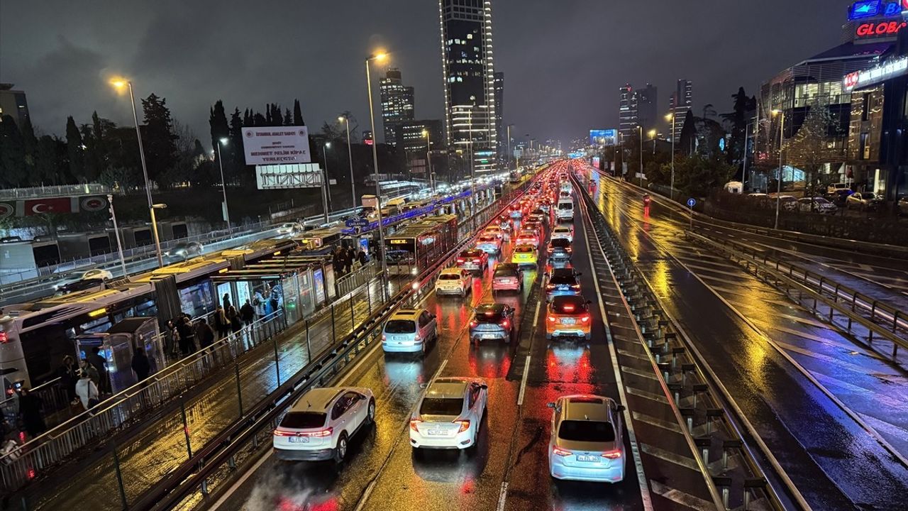 İstanbul Trafik Yoğunluğu Akşam Saatlerinde Yüzde 90'a Ulaştı