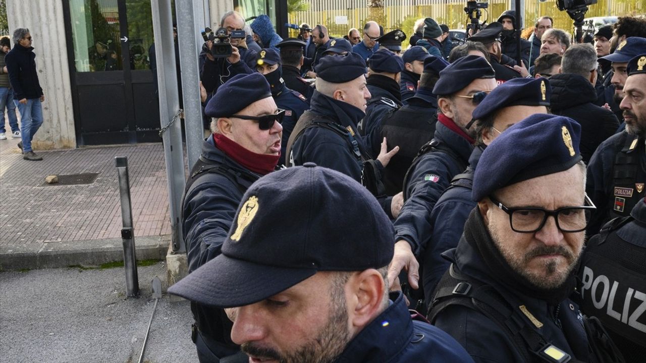 İtalya'da Başbakan Yardımcısı Salvini Hapis İstemine Rağmen Beraat Etti