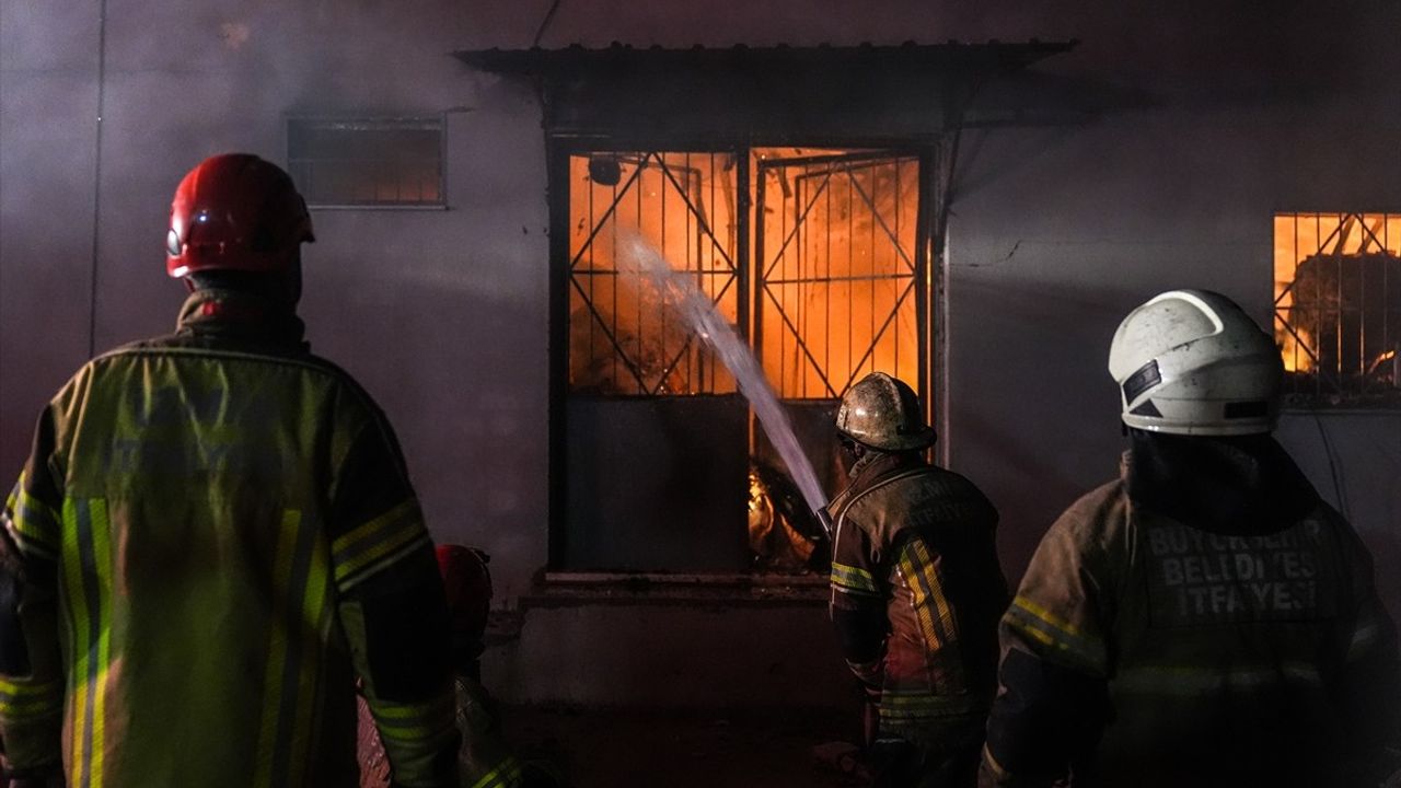İzmir Bornova'da Tekstil Fabrikasında Yangın Çıktı