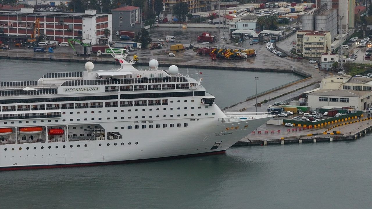 İzmir'e 2.700 Turist Getiren MSC Sinfonia Gemi Limanda