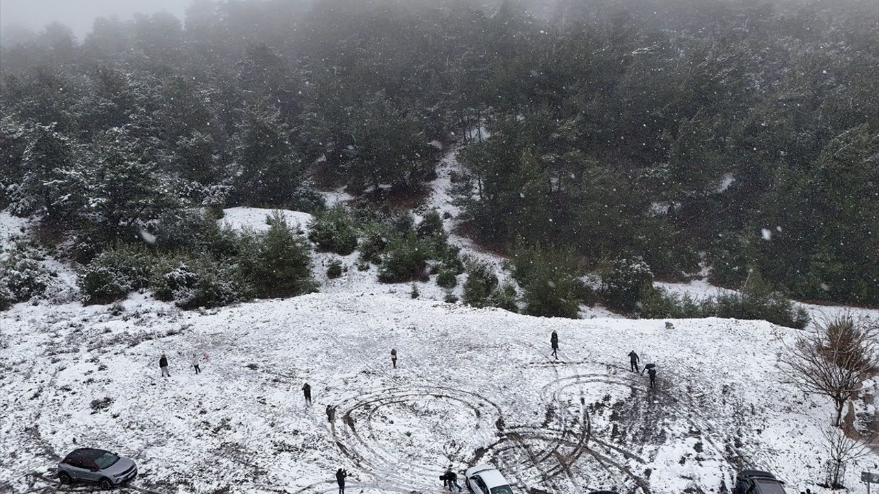 İzmir Yüksek Kesimlerinde Kar Yağışı Etkisini Sürdürüyor