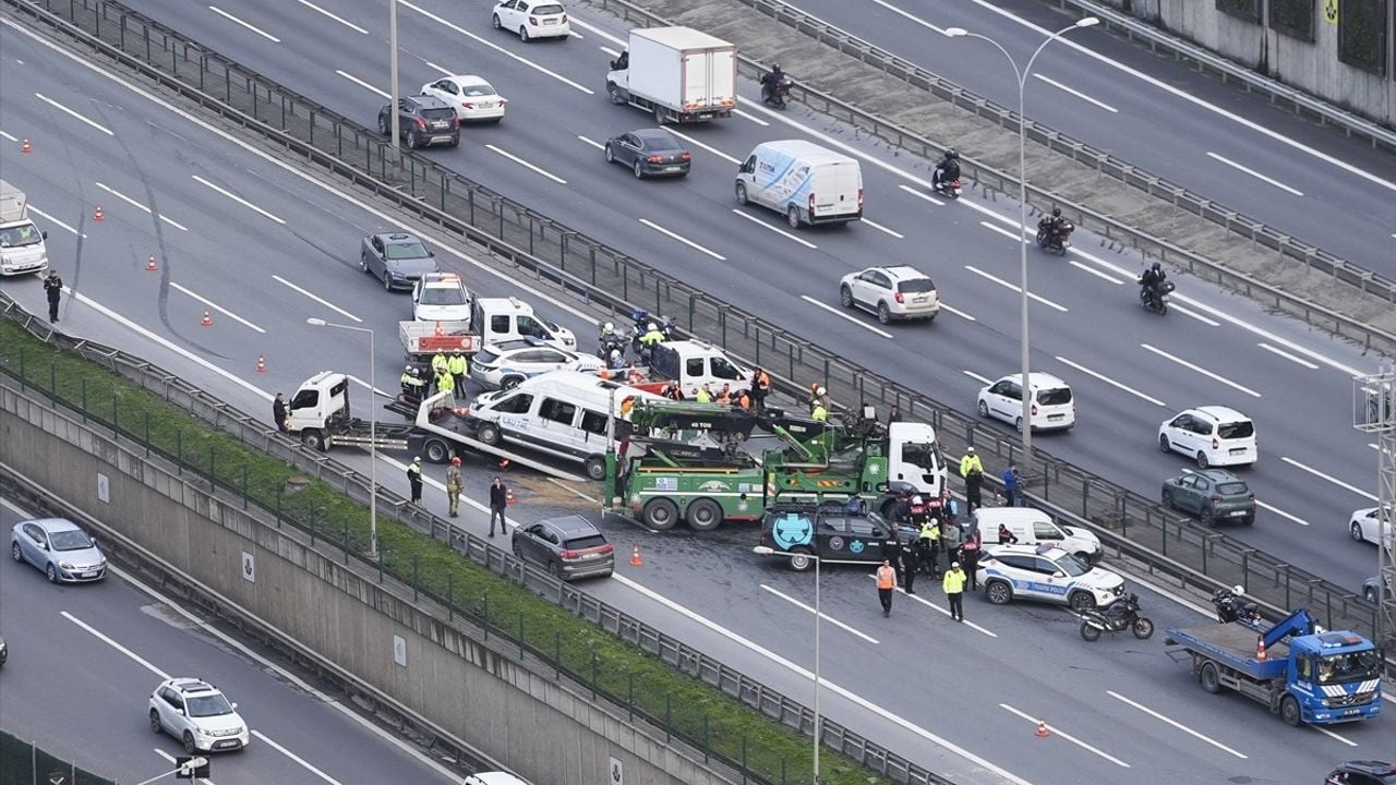 Kağıthane'de Okul Servisi ile Ticari Araç Çarpıştı: 10 Yaralı