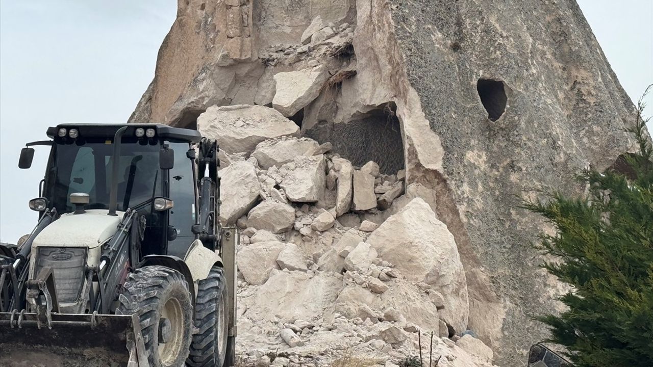 Kapadokya'da Peribacasındaki Çökme Anı Güvenlik Kamerasında Görüntülendi