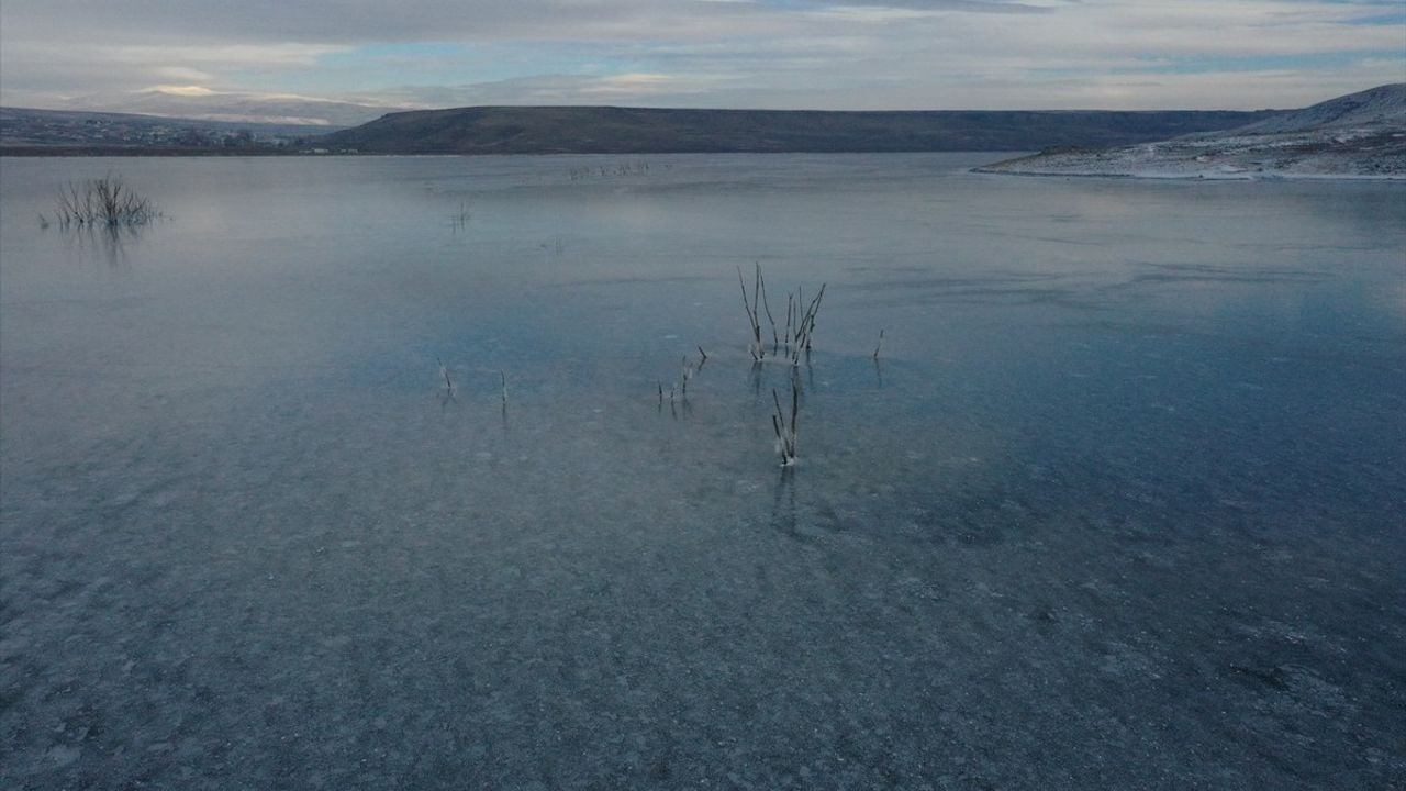 Kars Barajı'nın Yüzeyi Buz Tutuyor: Dronla Görüntülendi