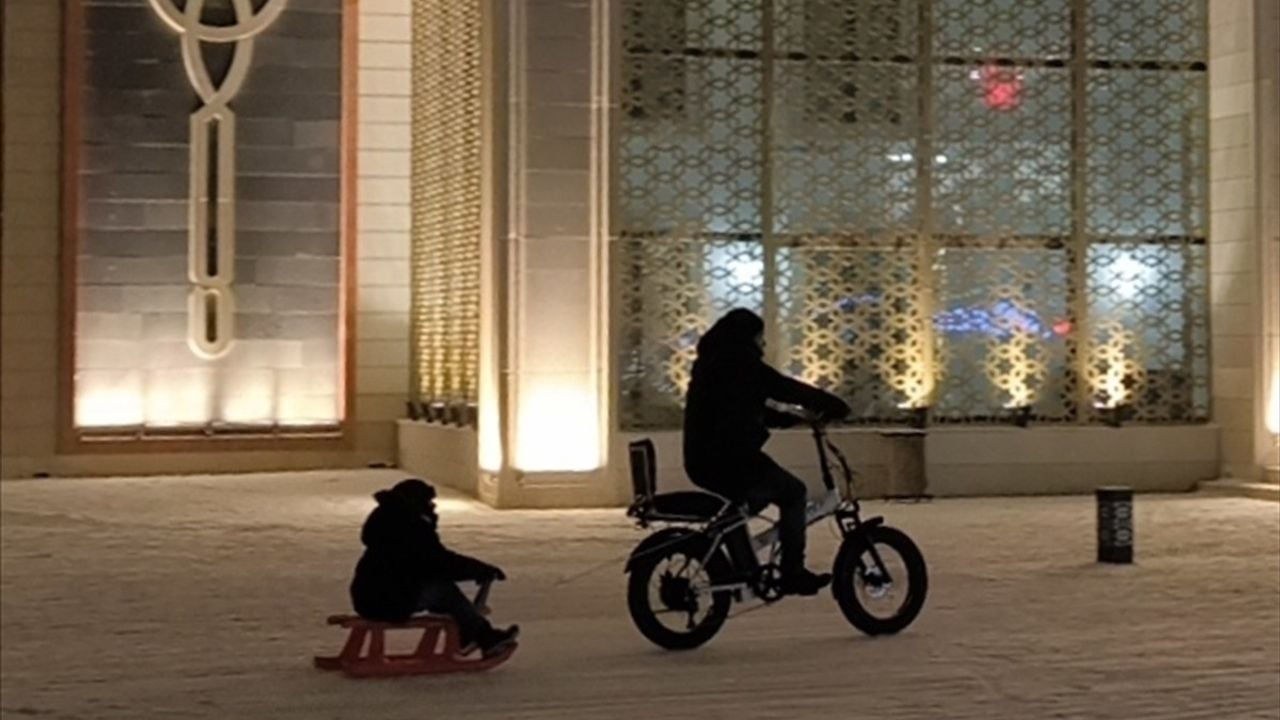 Kars'ta Baba ve Oğulun Elektrikli Bisikletle Kızak Macerası