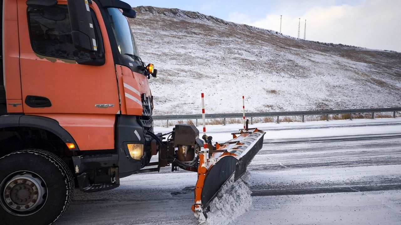 Kars'ta Kar ve Tipi Ulaşımı Aksatıyor