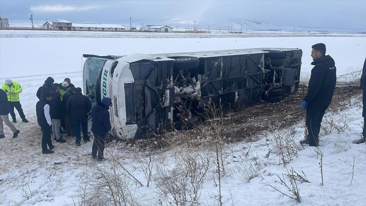 Kars’ta Yolcu Otobüsü Devrildi: 15 Yaralı