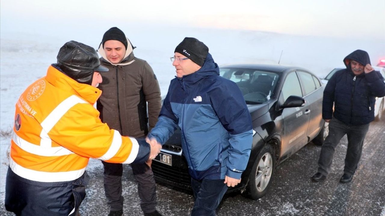 Kars Valisi Polat, Kars-Ardahan Karayolunda Karla Mücadele Çalışmalarını İnceledi