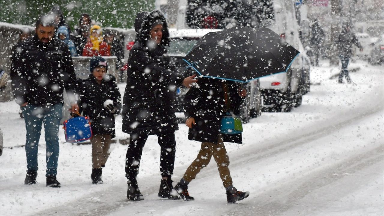 Kars ve Ağrı'da Kar Yağışı Hayatı Olumsuz Etkiledi