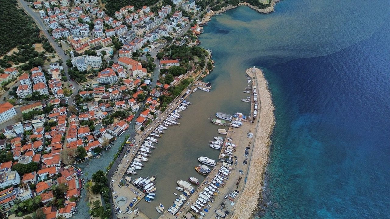 Kaş'ta Sağanak Yağış Denizin Rengini Değiştirdi