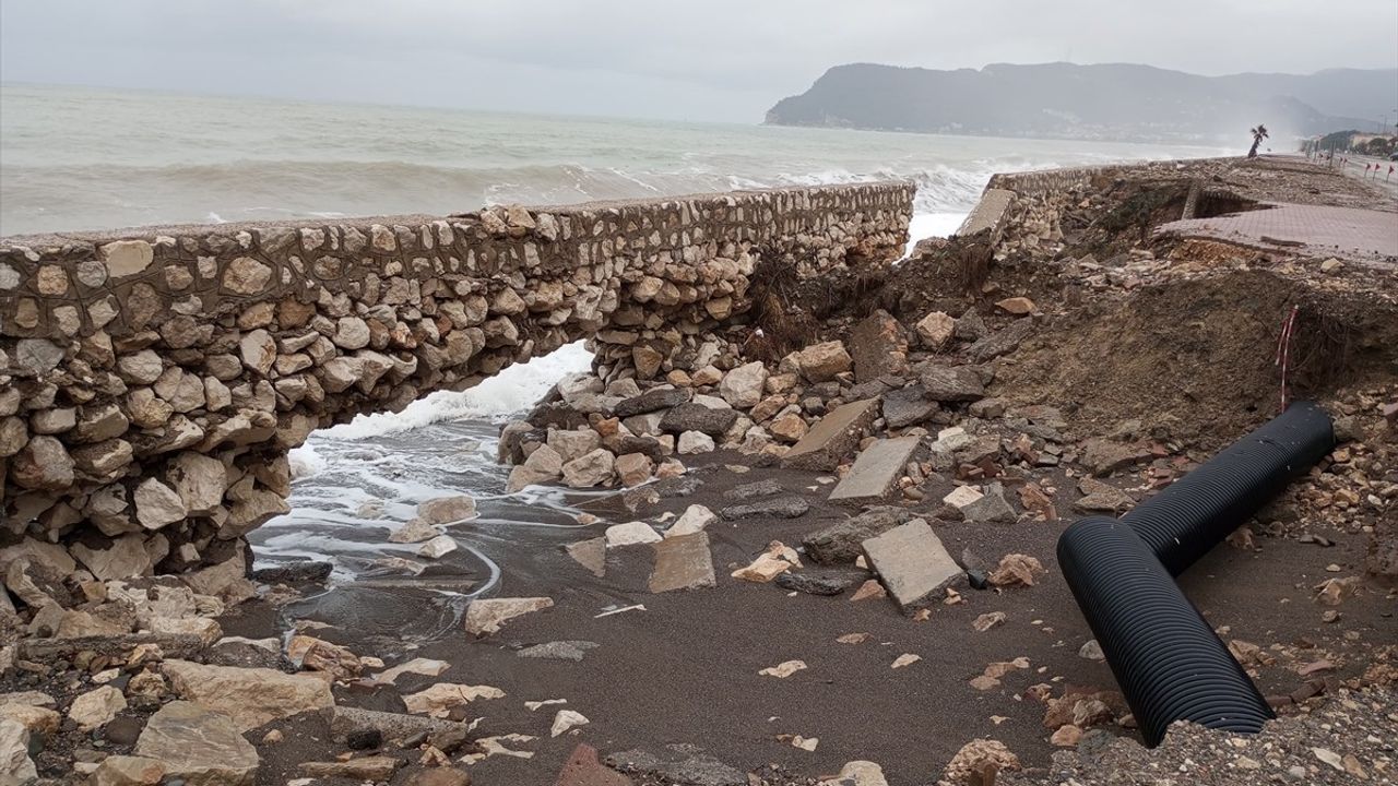 Kastamonu'da Fırtına Dalgaları Sahil Yoluna Zarar Verdi