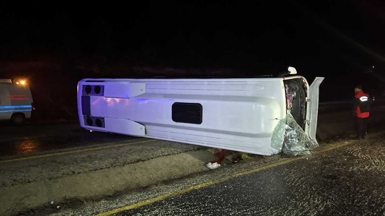 Kastamonu'da Midibüs Devrildi: 24 Yaralı