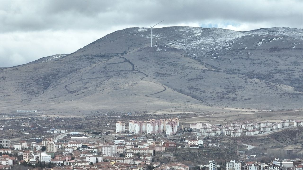 Kayseri'de Rüzgar Enerjisi Projesinde İlk Türbin Tamamlandı