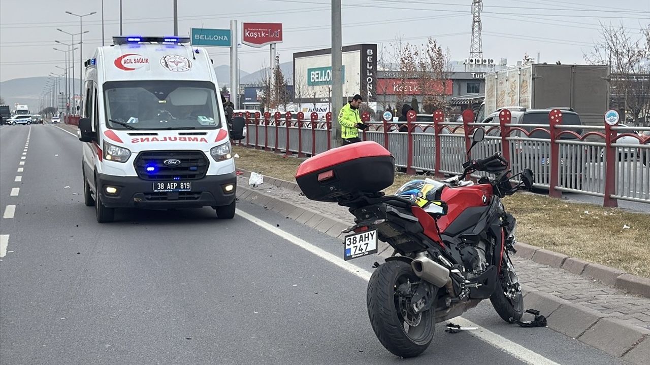 Kayseri'de Trafik Kazasında Motosiklet Sürücüsü ve Yaya Ağır Yaralandı