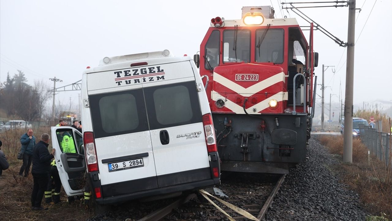 Kırklareli'de Hemzemin Geçitte Tren Minibüse Çarptı: 2 Yaralı