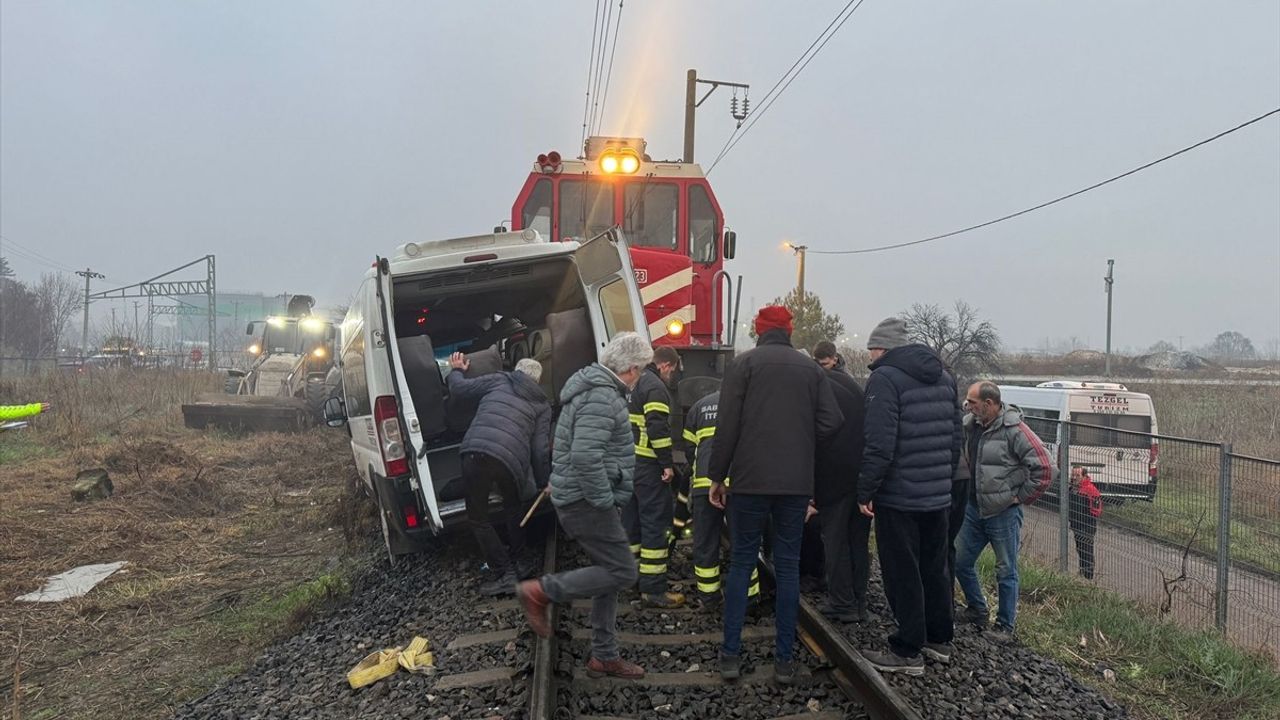 Kırklareli'nde Hemzemin Geçitte Trenin Çarptığı Servis Minibüsü: 2 Yaralı