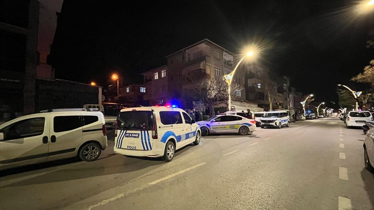 Kocaeli'de Alkollü Sürücü Drift Yaparken Polis Aracına Çarptı