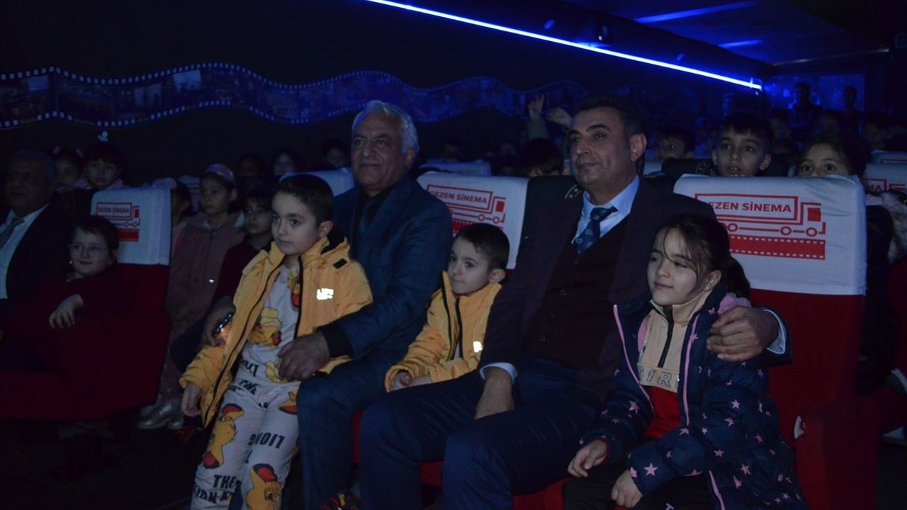Kocaeli'de Gezen Sinema Tırı Çocuklarla Buluştu