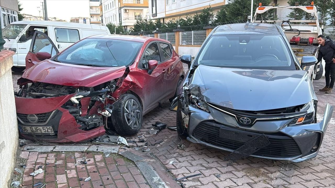 Kocaeli'de İki Otomobilin Çarpışması: 3 Yaralı