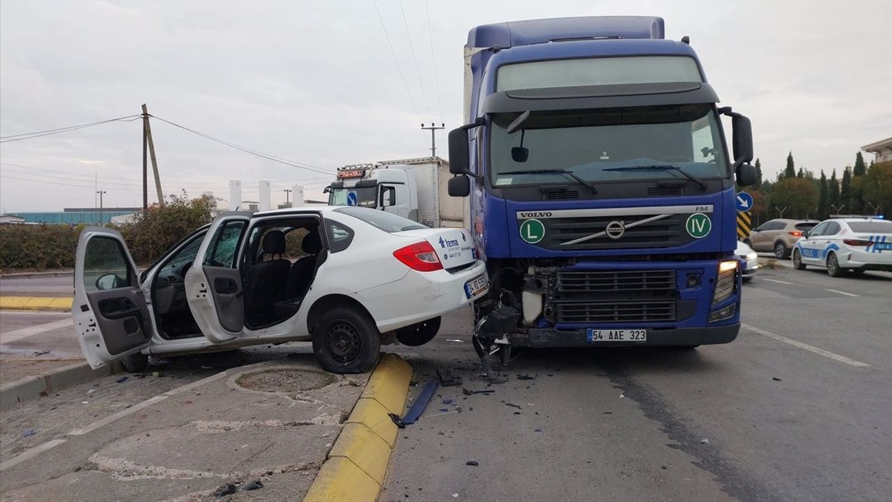 Kocaeli'de Tır ve Otomobil Çarpıştı: 3 Yaralı