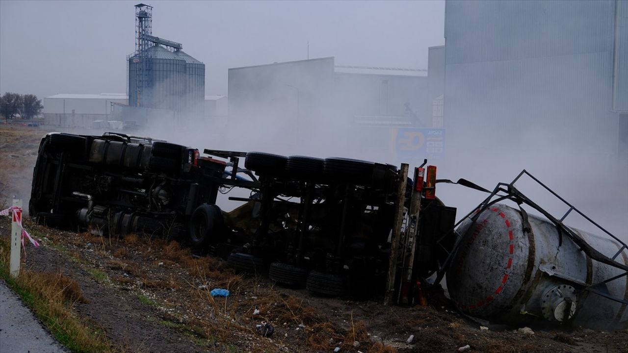 Konya'da Kimyasal Madde Taşıyan Tankerin Devrilmesi: Sürücü Hayatını Kaybetti