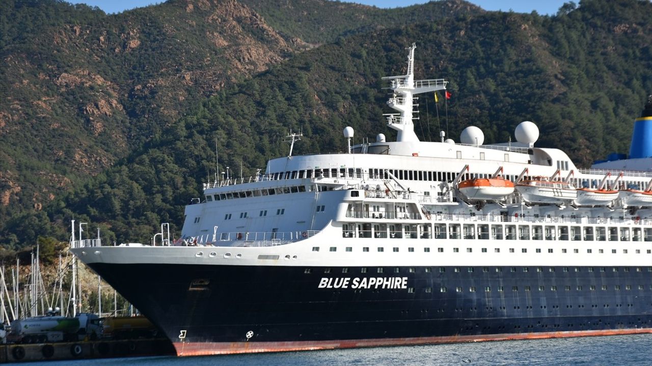 Kruvaziyer "Blue Sapphire" Marmaris'te Yakıt İkmali Yaptı