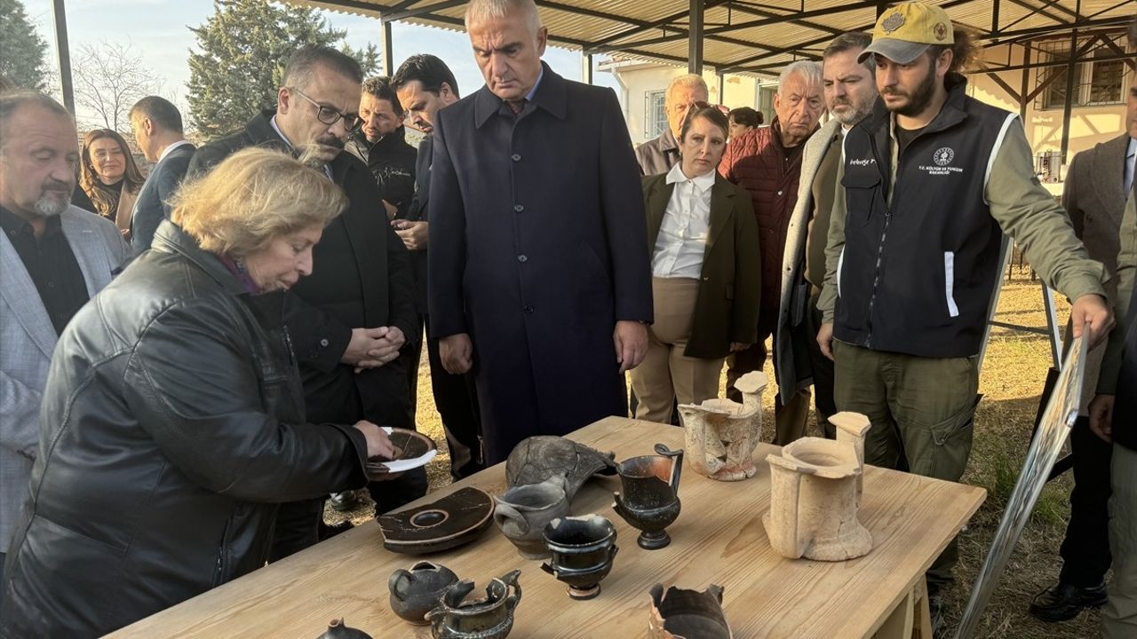 Kültür ve Turizm Bakanı Ersoy, Tekirdağ'daki Antik Kent Kazılarına Ziyarette Bulundu