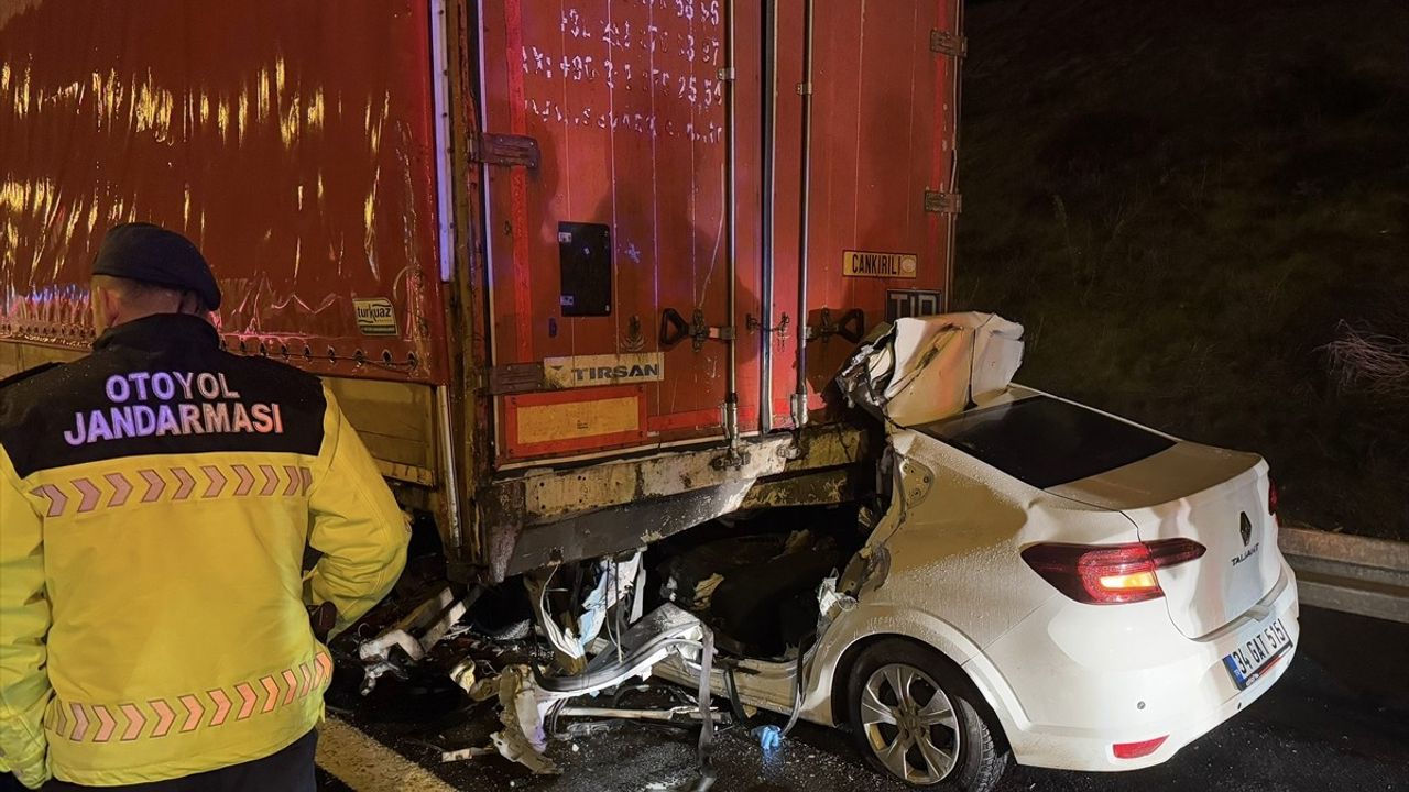 Kuzey Marmara Otoyolu’nda Tırla Çarpışan Otomobilin Sürücüsü Hayatını Kaybetti