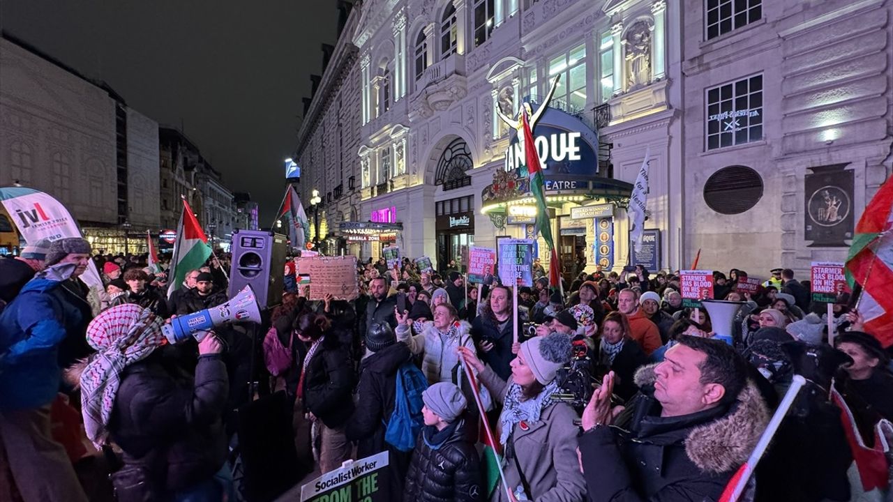 Londra'da Gazze'nin Sağlık Altyapısına Yönelik Saldırılara Protesto