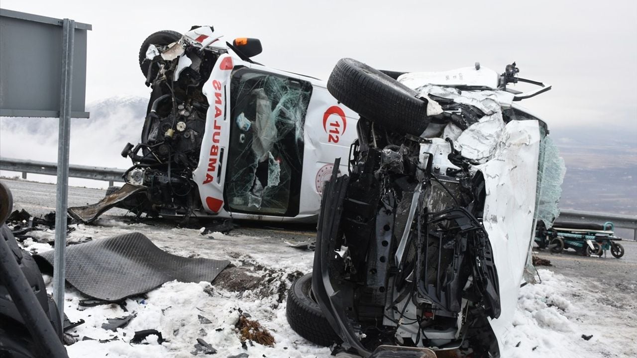 Malatya'da Ambulans ve Kamyonet Çarpıştı: 7 Yaralı