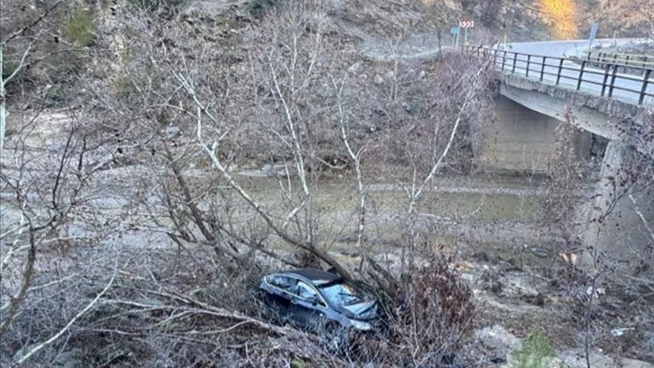 Manisa'da Şarampole Düşen Otomobilde 3 Yaralı